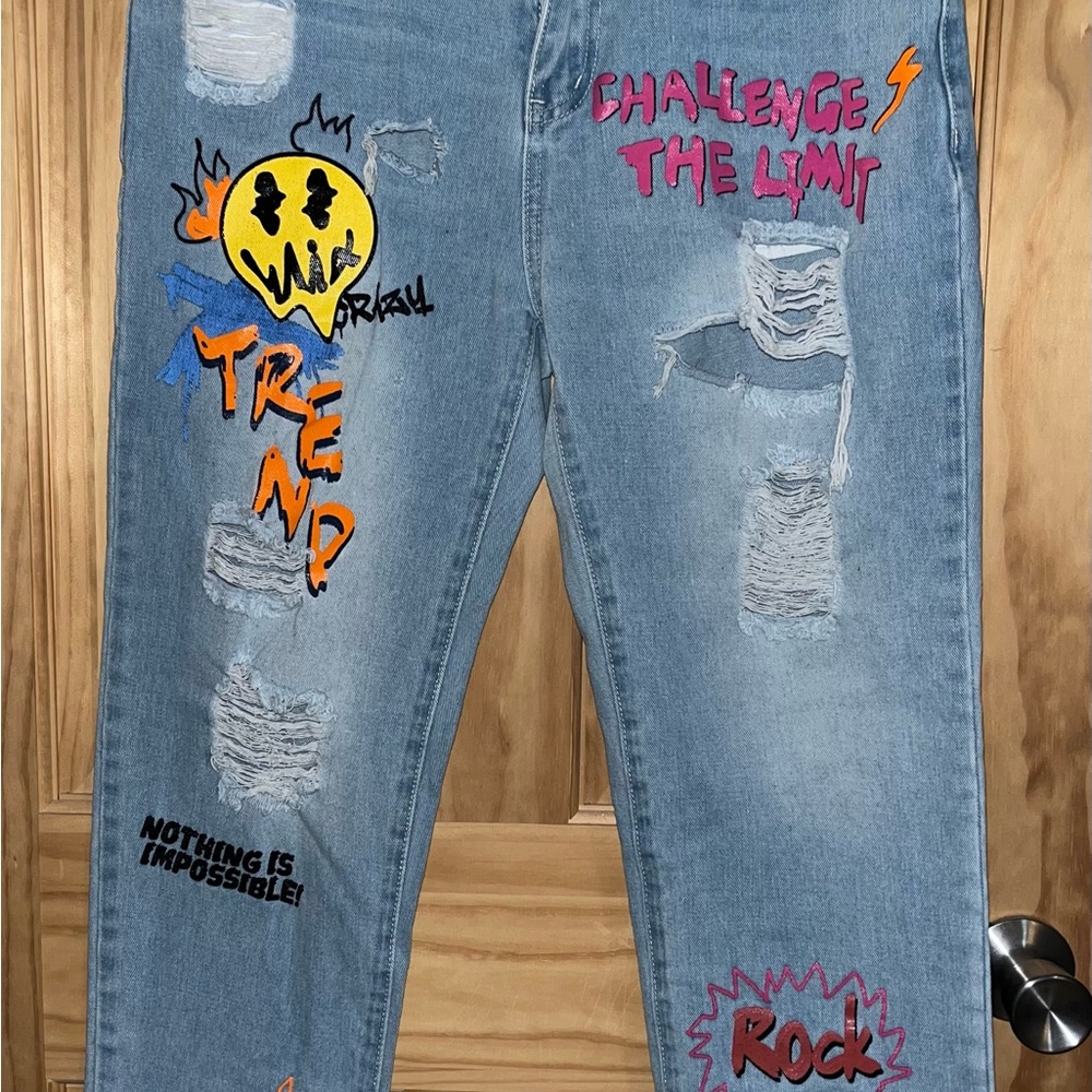 SHEIN Light Blue Distressed Graphic Men’s Jeans with Colorful Artwork